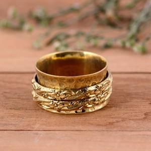 Anillo giratorio de meditación moderno de latón con textura martillada, hecho a mano, chapado en oro de 14 quilates - Product Image 6
