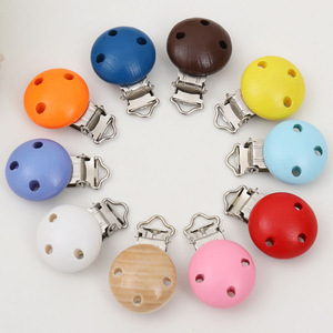Clips de madera coloridos para chupetes, con forma de círculo, para bebés de 0 a 12 meses, con tratamiento de pintura horneada. - Product Image 1