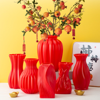 Vase décoratif Yicai au design moderne et personnalisable, en plastique résistant aux chocs, capable de contenir de l'eau pour fleurs fraîches