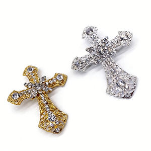 Nouveauté 2026 : Broches élégantes en alliage en forme de croix avec strass tendance pour robes et invitations de <span class=keywords><strong>mariage</strong></span> - Product Image 1