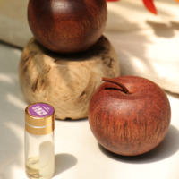 Handgefertigte Sapele-Holz Ätherisches Öl Diffusor-Ornamente Weihnachten & Neujahr Apfelform Neuartige Geschenke für Aromatherapie