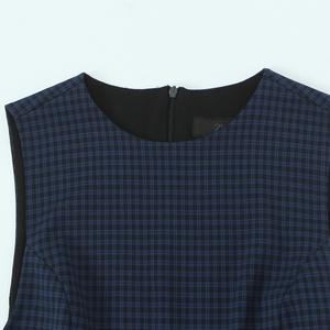 فستان نسائي كاجوال بنقشة مربعات كلاسيكية، ياقة دائرية، تصميم إمبراطوري أنيق، فوق الركبة، منسوج ومضاد للتجاعيد لموسم الخريف - Product Image 4