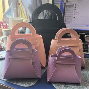 กระเป๋าโท้ทหนัง PU สีขาวแบบพกพา คุณภาพสูง ทันสมัย เป็นมิตรกับสิ่งแวดล้อม ขายดี พร้อมหูหิ้ว ปิดแบบดึง เหมาะสำหรับใส่ของขวัญ ขนม ช็อกโกแลต สำหรับเทศกาลต่างๆ - Product Image 1