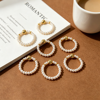 Ins Französischer Stilvoller Stil Damen Metallring mit Natürlichen Weißen AA-Grad Süßwasserperlen Elastischer Ring Unregelmäßiges Design Vielseitig Einsetzbar