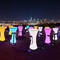 Table ronde en plastique lumineuse pour usage hôtelier, design moderne et minimaliste