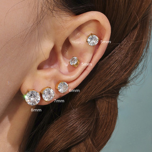 Petites boucles d'oreilles à clous, zircone cubique taillée avec précision, boucles d'oreilles hypoallergéniques en acier inoxydable pour plusieurs piercings - Product Image 1