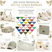 Breloque en métal de créateur en forme de triangle inversé avec bordure Saffiano, centre émaillé, 3 rivets, breloques en métal multicolores de créateur