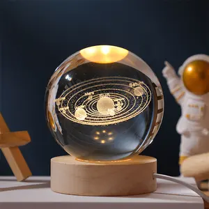 Luz de noche de cristal con bolas de cristal talladas y un ciervo que acompaña la decoración de la Mesa del planeta