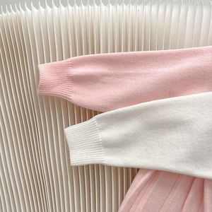 ชุดกระโปรงจีบเด็กขายส่งแบบใหม่ ชุดเสื้อสเวตเตอร์ลายดอกไม้เล็กสีแดง สไตล์จีน ชุดสองชิ้นสำหรับเด็กผู้หญิง - Product Image 6