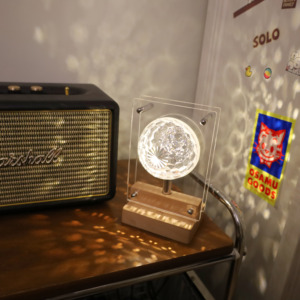 Base de madera Globo Luz Habitación Lámpara de mesa decorativa Sensor táctil Luz de noche regulable Lámpara de noche de alta calidad - Product Image 2