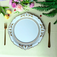 Assiettes de présentation en or blanc avec nœud papillon, bord ondulé et décor en relief, pour la mise en table de banquets de mariage