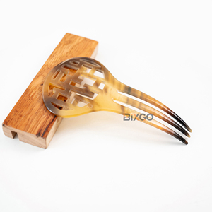 Épingle à cheveux exquise en corne de buffle à double spirale, fabriquée à la main, en matériau naturel, écologique, unisexe, pour mariages et cérémonies. - Product Image 5