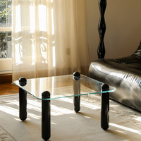 Table basse moderne en verre trempé carré avec pieds cylindriques noirs, coins arrondis, table de salon minimaliste