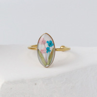 Bague ajustable en acier inoxydable plaqué or avec fleur naturelle pressée et résine ovale