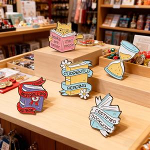 เข็มกลัดโลหะรูปหนังสือการ์ตูนน่ารักสำหรับนักเรียน รูปทรงนาฬิกาทราย พิมพ์ลายแบบไดคัท งานโลหะแข็งแรง ขายส่ง - Product Image 2