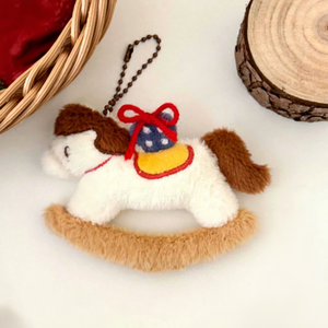 Vente en gros usine : Porte-clés <span class=keywords><strong>cheval</strong></span> <span class=keywords><strong>à</strong></span> <span class=keywords><strong>bascule</strong></span> de Noël en peluche, jouets en peluche câlins, animaux en peluche de 4 pouces, jouets pour machine <span class=keywords><strong>à</strong></span> griffes pour enfants - Product Image 1