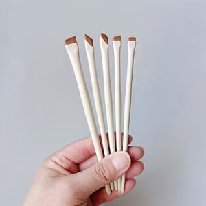 Brocha de Maquillaje para Cejas de Alta Calidad, con Logotipo Personalizado, Marca Privada, Diseño Angulado y Plano, para Tinte de Cejas - Product Image 1