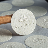 Autocollant en papier texturé haut de gamme personnalisé, autocollant de logo en gros, autocollant gaufré pour emballage de bougies, de parfums et de canettes