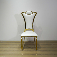 Chaise de mariage de luxe en acier inoxydable doré, dossier incurvé massif, avec coussin en éponge blanche pour les événements de restauration et les banquets d'hôtel
