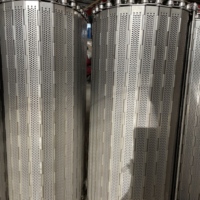 Convoyeur à bande articulée perforée horizontale en acier inoxydable sur mesure pour boucherie, avec chaîne à maillons en tôle pour bouteilles PET
