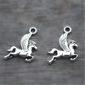 Liontin jimat kuda terbang indah Pegasus perak Tibet antik 17x15mm Set anak-anak Pesta logam campuran seng antik