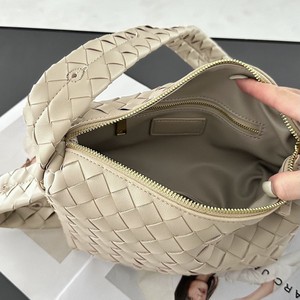 2026 Hot-selling Women's Cowhide Leather <b>Handbag</b> Luxury Genuine Leather <b>Medium</b> Bag Top Grain woven Leather Bags for Women - Product Image 6