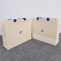 Sac en papier kraft recyclé de luxe avec logo embossé personnalisé et poignée en ruban pour l'emballage de la marque
