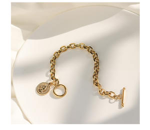 Pulseras de Acero Inoxidable con Hebilla OT Chapada en Oro de 18K, Diseño Redondo con Imagen de Cabeza de Reina, Textura Vintage para Mujer - Product Image 3