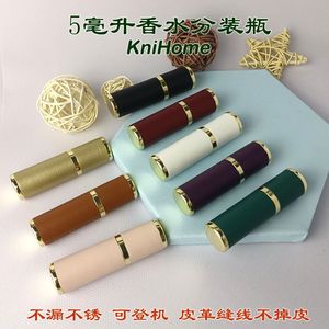 Flacon vaporisateur de parfum en cuir doré 5 ml, format voyage, avec bouteille intérieure en verre et design cousu main pour le stockage de parfums - Product Image 4