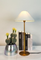 Lampe de table électrique LED moderne et simple à hauteur réglable avec abat-jour en tissu crème en forme de cône, lumière blanc chaud, pour usage intérieur