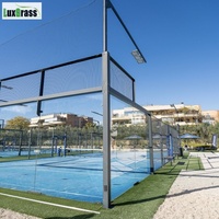Le nouveau design de LUX est un succès commercial et populaire, avec un terrain de PADEL panoramique gris, personnalisé, élégant et léger
