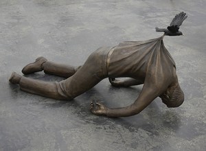 Sculpture de femme en position de tête vers le bas en bronze, statue de femme nue, sculpture de Jana Buettner, sculpture de l'éveil - Product Image 3