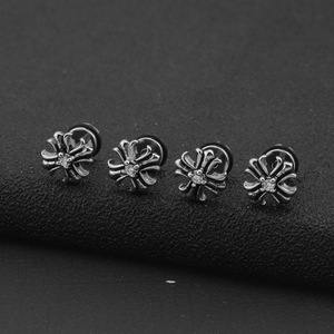 Boucles d'oreilles clous géométriques croisées, style luxe léger, design populaire, unisexe, en acier inoxydable, bijoux de mode, vente en gros - Product Image 2