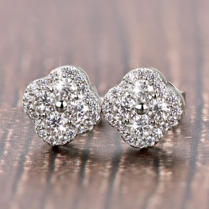 Pendientes de botón clásicos de trébol de cuatro hojas de moissanita VVS GRA de 2.5MM con engaste pavé, chapados en oro de 14K sobre cobre fino, que no se deslustran - Product Image 3