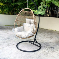 Fauteuils suspendus en rotin tressé avec structure en aluminium confortable et résistante aux intempéries Sigma pour l'extérieur, parfaits pour le parc