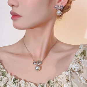 Ensemble de bijoux élégant et écologique en cuivre avec perles de coquillage de 14 mm, design nœud papillon, boucles d'oreilles et collier pour femmes, vente en gros - Product Image 4