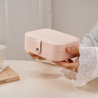 Boîte de rangement portable en cuir PU de luxe avec logo personnalisé pour bagues, colliers, boîte à bijoux rectangulaire faite à la main, boîte cadeau de voyage pour mariages