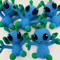 Vente en gros de poupées extraterrestres mignonnes faites à la main en tricot et au crochet, objets décoratifs