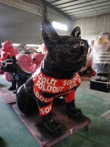 Statua del Bulldog francese progettata su misura in fibra di vetro scultura in resina per interni all'aperto con occhiali da sole decorazione di arte animale - Product Image 4