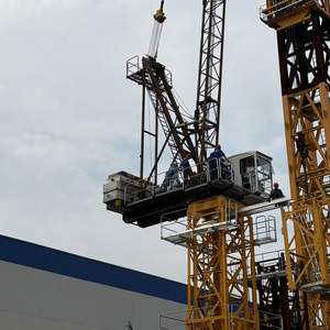 Grúa Torre de Pluma Articulada DAHAN 6ton CTL115(4515) con Pluma de 45m y Altura Máxima de 102m con Motor PLC en Venta - Product Image 1