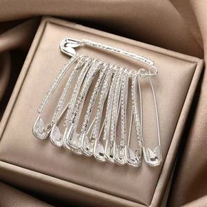 Broche de sécurité dorée pour sari, idéale pour la décoration de robes de mariée, pour maintenir les drapés lourds et les plis de la taille des saris, pour filles et femmes. - Product Image 2