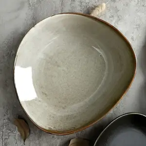 Hoge Verkoop Nordic Stijl Creative Onregelmatige Reactieve Grey Kleur Keramische Soep Plaat Porselein Diner Platen Voor Restaurant