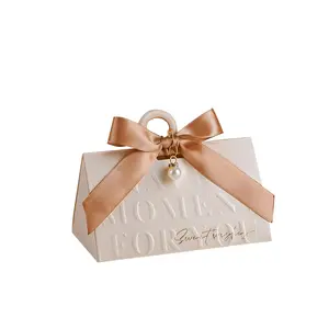 Auf Lager Luxus Dreieck Hochzeit Candy Box Champagner Farbe Handheld Hochzeit Begleiter Candy Bag Box Weihnachts geschenk box