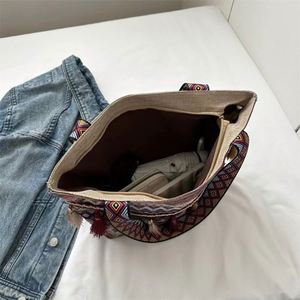 Sac à bandoulière ethnique élégant et fonctionnel pour femmes, cadeau idéal pour les personnes soucieuses de la mode en automne 2023 - Product Image 3