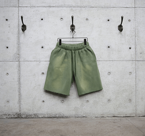Shorts vintage vert pour homme avec logo personnalisé - Shorts en molleton French Terry délavé à l'acide avec ourlet brut pour le streetwear masculin - Product Image 4