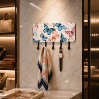 Présentoir d'accessoires de luxe personnalisé avec impression UV, crochets de rangement, étagères et support à bijoux pour la décoration intérieure moderne de l'entrée et de la chambre