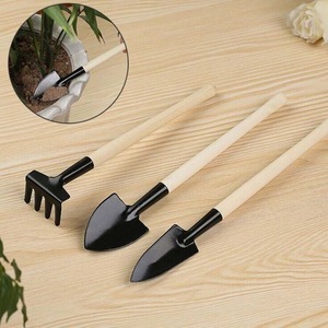 Juego de tres piezas para jardín con mango de madera: pala, rastrillo y paleta para paisajismo y plantación en el hogar. - Product Image 1