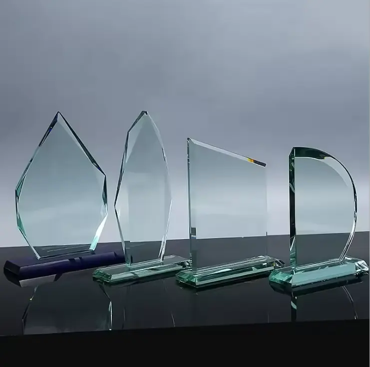 Toptan yüksek kalite klasik temizle boş özel çeşitli şekil kristal ödül plak 3d lazer gravür cam kupa