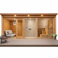 Suite de sauna extérieur avec salle de douche, salon de relaxation et terrasse en bois