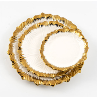 Ensemble d'assiettes à dîner rondes en céramique de luxe moderne avec bord doré, vaisselle en porcelaine écologique pour les fêtes, vente en gros